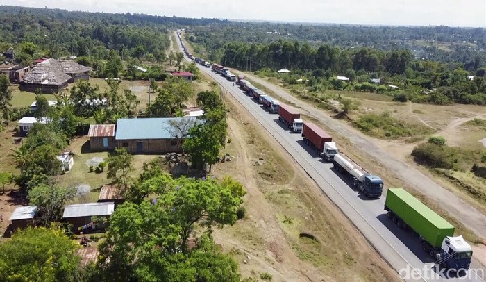 Biaya Tes Usap Sopir Truk Bikin Uganda Alami Kelangkaan BBM Kewajiban tes usap Covid-19 bagi sopir truk membuat Uganda mengalami kelangkaan BBM. Biaya tes usap banyak dipermasalahkan sopir sehingga memilih menunggu di jalanan.