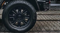 Untuk urusan kaki-kaki, Brabus 800 Adventure XLP Superblack hadir dengan pelek forged ukuran 9,5 x 20H2 inci Monoblock HD yang diberi kelir warna gunmetal black. Peleknya ini dibalut oleh ban Yokohama Geolander X-Treme ukuran 32x12,5 R20. (dok. Brabus)