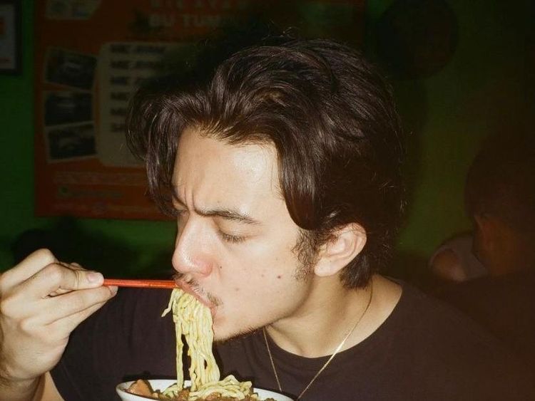 Bryan Domani, Aktor Merindu Cahaya De Amstel yang Doyan Mie Ayam