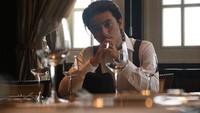 Mantan boyband cilik tersebut berperan sebagai fotografer dan jurnalis di Belanda. Akting yang dilakukan Bryan Domani tersebut sukses membuat penonton baper. Foto: Instagram @bryandomani_bd_