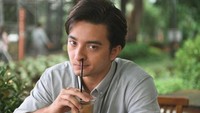 Nama Bryan Domani baru-baru ini ramai dibicarakan karena perannya sebagai Nicholas Van Djick dalam film Merindu Cahaya De Amstel bersama Amanda Rawles. Foto: Instagram @bryandomani_bd_