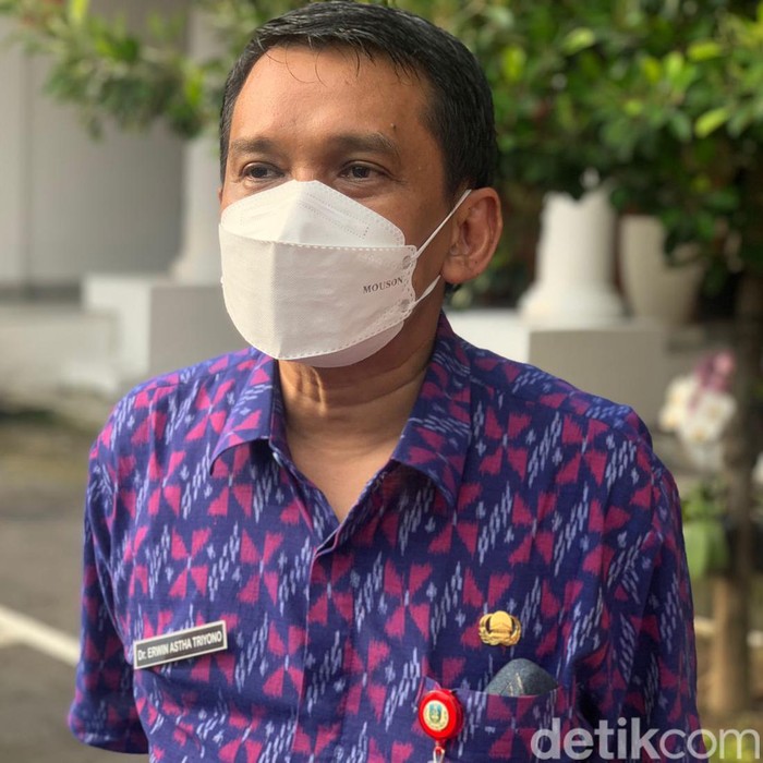 Kasus COVID-19 di Jatim mulai naik. Seperti yang disampaikan Kadinkes Jatim Dr Erwin Astha Triyono.