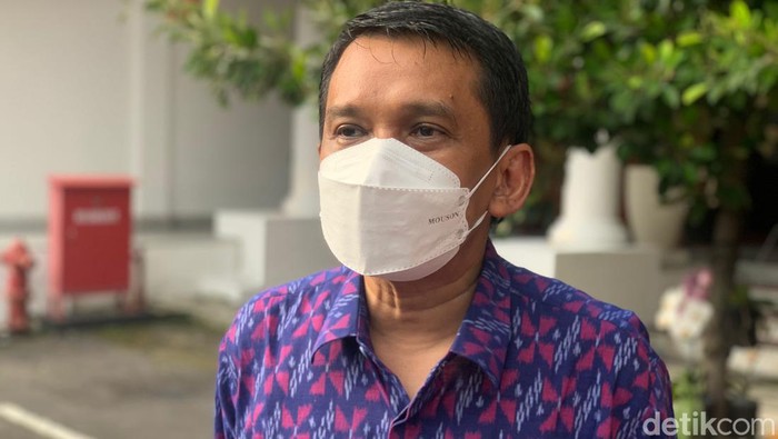 Kasus COVID-19 di Jatim mulai naik. Seperti yang disampaikan Kadinkes Jatim Dr Erwin Astha Triyono.