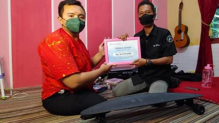 Donasi dari berbuatbaik.id diserahkan ke Hikmat guru SLB disabilitas