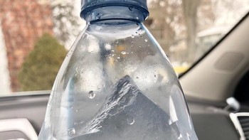 Karena membeku, air dalam botol membentuk gunung Alpen. Foto: Reddit