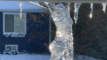 Sebuah es antropomorfik yang tergantung di atap Foto: Reddit