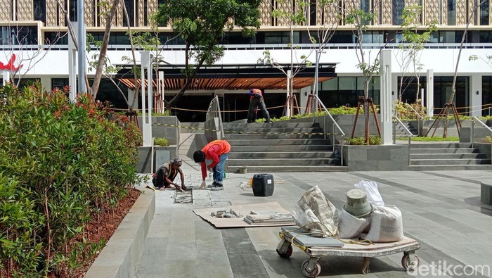 Proyek renovasi gedung Sarinah terus dikebut jelang pembukaan. Usai dipugar, tempat belanja di pusat Jakarta itu akan kembali dibuka pada Maret 2022. Begini penampakannya.