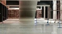 Dari luar, tampak relief peninggalan Presiden Soekarno terlihat yang posisinya berada di lobby utara. 