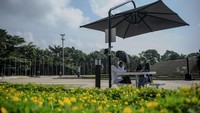 Warga berada di saung panel surya usai diresmikan di Taman Tegallega, Bandung, Jawa Barat, Rabu (19/1/2022). ANTARA FOTO/Raisan Al Farisi