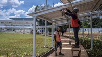 Panel surya juga dipasang di Kompleks Parlemen, Jakarta. ANTARA FOTO/Muhammad Adimaja.