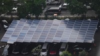 Panel surya terpasang pada atap area parkir kendaraan di Kementerian ESDM, Jakarta, Jumat (21/1/2022). ANTARA FOTO/Hafidz Mubarak A  