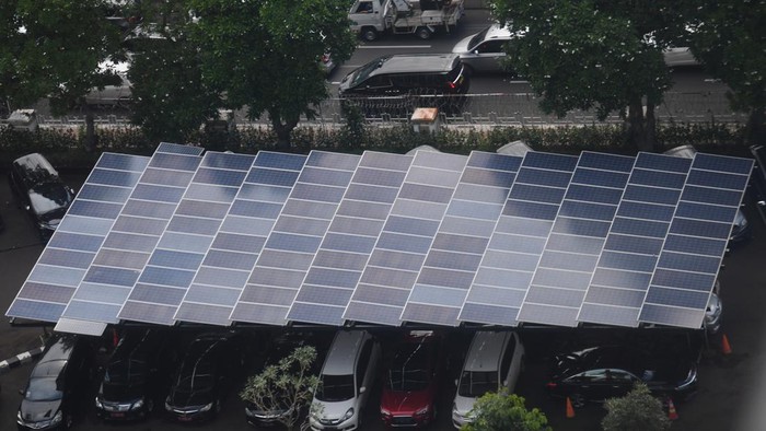 Fasilitas Publik Mulai Gunakan Panel Surya Panel surya terpasang pada atap area parkir kendaraan di Kementerian ESDM, Jakarta, Jumat (21/1/2022). Direktur Jenderal Energi Baru Terbarukan dan Konversi Energi (EBTKE) Kementerian ESDM Dadan Kusdiana mengatakan realisasi investasi EBTKE di Indonesia sepanjang 2021 mencapai 1,51 miliar dolar AS meningkat dibandingkan sepanjang 2020 yang mencapai 1,36 miliar dolar AS. ANTARA FOTO/Hafidz Mubarak A/aww.