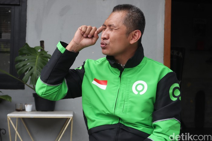 Hartono, driver ojek online tunarungi di Bandung. (Wisma Putra/detikcom)