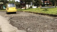 Sebagian jalan berlubang dan penuh dengan bebatuan.