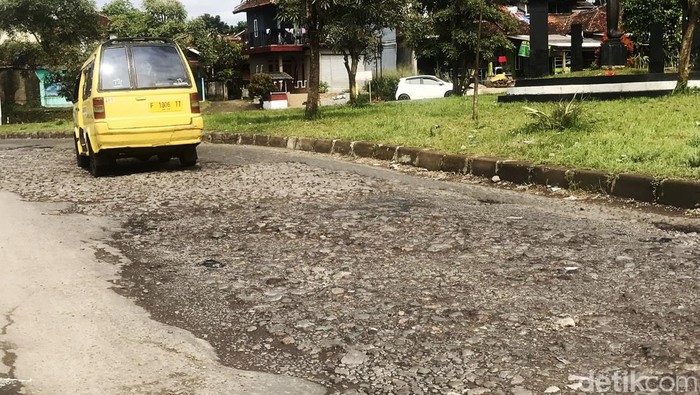 Sejumlah warga di Sukabumi mengeluhkan kondisi jalan yang rusak parah. Lokasi jalan yang rusak itu berada di Jalan Jalur Lingkar Selatan dan Jalan Pembangunan, Kota Sukabumi.