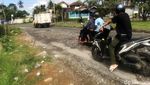 Gegara Anggaran, Jalan di Sukabumi Ini Dibiarkan Rusak-Berlubang