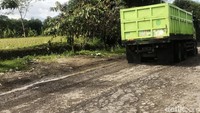 Para pengendara diharapkan berhati-hati saat melintas di jalan yang rusak tersebut.