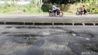 Lubang-lubang yang menganga ini akan membahayakan pengendara, terutama saat malam hari.