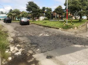 Gegara Anggaran, Jalan di Sukabumi Ini Dibiarkan Rusak-Berlubang