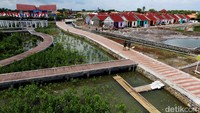 Di lokasi tersebut juga sudah ada jembatan yang dibuat instagenik untuk para pengunjung menikmati sekitar kawasan wisata atau hanya untuk sekadar berfoto. Ada juga rumah nelayan warna-warni loh yang sudah ditata dengan apik.