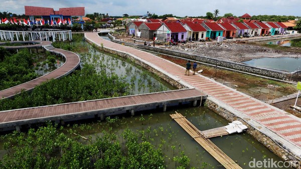 Di lokasi tersebut juga sudah ada jembatan yang dibuat instagenik untuk para pengunjung menikmati sekitar kawasan wisata atau hanya untuk sekadar berfoto. Ada juga rumah nelayan warna-warni loh yang sudah ditata dengan apik. Di lokasi tersebut juga sudah ada jembatan yang dibuat instagenik untuk para pengunjung menikmati sekitar kawasan wisata atau hanya untuk sekadar berfoto. Ada juga rumah nelayan warna-warni loh yang sudah ditata dengan apik.