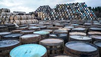 Tong Whisky terlihat menumpuk di Speyside Cooperage, Craigellachie, Skotlandia, Rabu (19/1/2022) waktu setempat.  