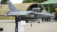 PM Yunani, Kyriakos Mitsotakis saat memberi keterangan terkait kedatangan jet tempur ini, Rabu (19/1/2022). Nantinya, pesawat ini akan memperkuat  Skuadron 332 Angkatan Udara Hellenic.  