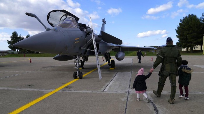 Indonesia Antri, Yunani Lebih Dulu Terima 6 Jet Tempur Rafale Guests take photographs of a Rafale fighter during a handover ceremony in Tanagra military air base, about 82 kilometres (51miles) north of Athens, Greece, on Wednesday, Jan. 19, 2022. Six advanced-tech Rafale jets bought from the French air force were handed over Wednesday to the Greek armed forces β the first major delivery to result from multi-billion euro defense deals sealed with Paris last year. (AP Photo/Thanassis Stavrakis)