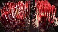 Menjelang perayaan tahun baru Imlek, permintaan hio yang dijual mulai dari Rp15 ribu hingga Rp300 ribu per batang itu meningkat.