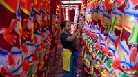 Pekerja mengecat batang hio yang dibuat dari serbuk kayu di kawasan Sunggal, Kota Medan. Hio atau dupa dipercaya warga keturunan Tionghoa sebagai penghubung atau pengantar agar doa mereka bisa sampai kepada Sang Pencipta.