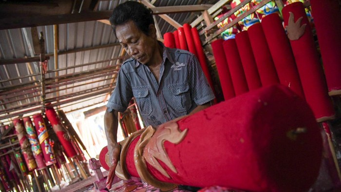 Jelang Imlek, Permintaan Hio di Medan Meningkat Pekerja mengecat batang hio yang dibuat dari serbuk kayu di kawasan Sunggal, Kota Medan, Sumatera Utara, Kamis (20/1/2022). Menjelang perayaan tahun baru Imlek, permintaan hio yang dijual Rp15 ribu hingga Rp300 ribu per batang itu meningkat.ANTARA FOTO/Fransisco Carolio/Lmo/rwa.