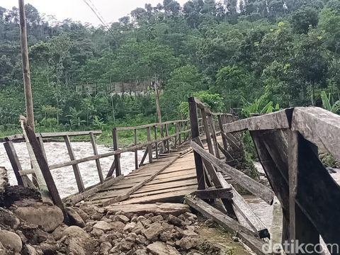 Hujan deras mengguyur pada Kamis (20/1) pukul 15.00 WIB hingga 20.00 WIB, terjadi Kabupaten Probolinggo. Debit air Sungai Pekalen lereng Gunung Argopuro naik.