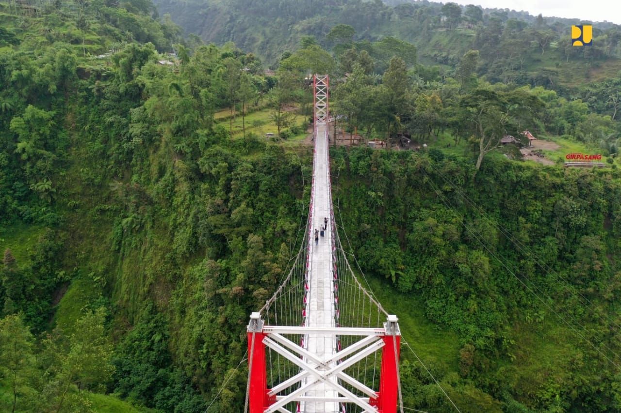 Jembatan Gantung Girpasang di Kelurahan Tegalmulyo, Kabupaten Klaten.