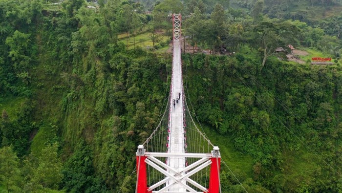 Jembatan Gantung Girpasang di Kelurahan Tegalmulyo, Kabupaten Klaten.