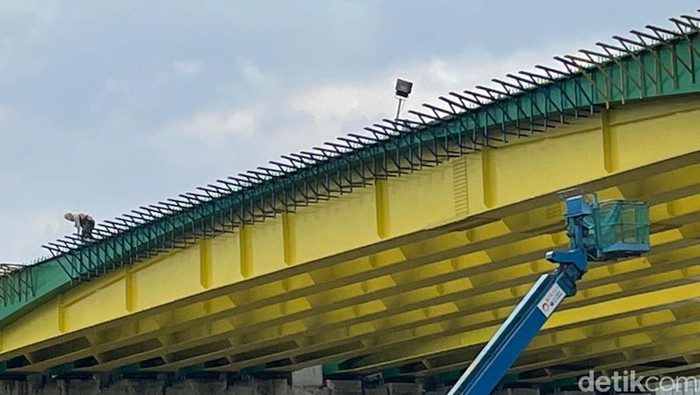 Pembangunan jembatan layang Tol Becakayu, di Jalan Ahmad Yani, Kota Bekasi, Jawa Barat, mulai terbentang penuh. Ini penampakannya!