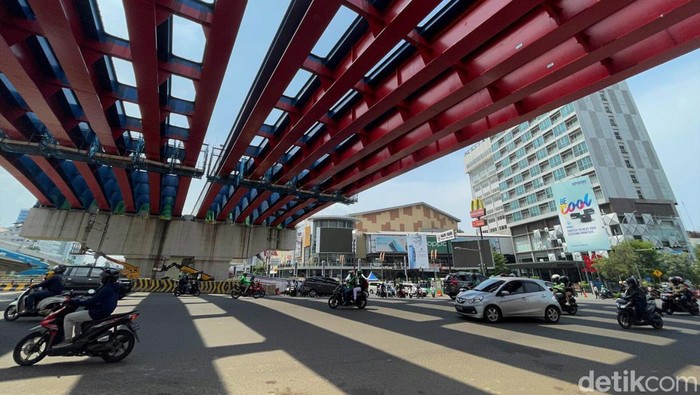 Jembatan Layang Tol Becakayu Mulai Terbentang Pembangunan jembatan layang Tol Becakayu, di Jalan Ahmad Yani, Kota Bekasi, Jawa Barat, mulai terbentang penuh. Ini penampakannya!