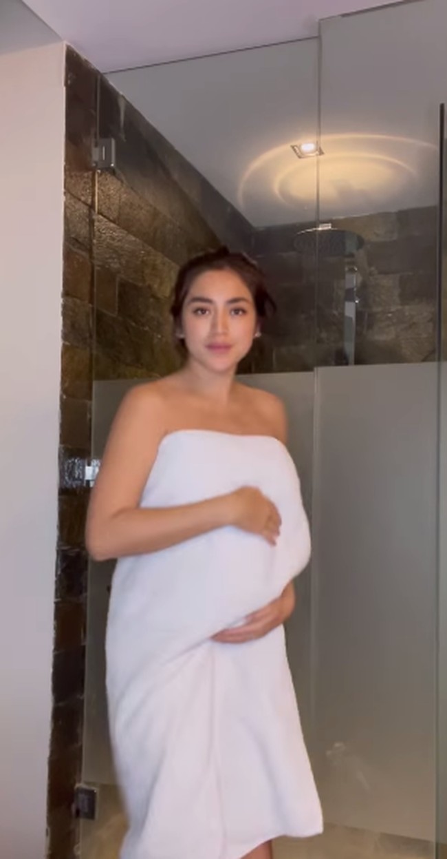 Dalam video tersebut, Jedar memperlihat video di kamar mandi. Konten tersebut menunjukkan transformasi dari pakai handuk sampai tampil seksi dengan tube dress. Foto: dok. Instagram/@inijedar