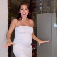 Jessica Iskandar baru-baru ini memperlihatkan saat ia tengah aktif berjoget di kamar mandi. Penampilannya itu jadi viral. Foto: dok. Instagram/@inijedar