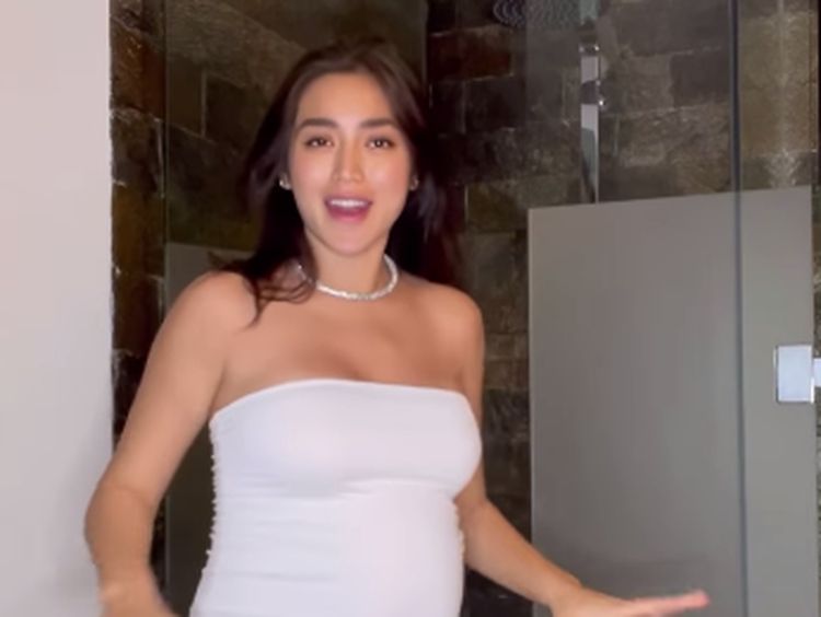 Potret Terbaru Jessica Iskandar Pamer Baby Bump, Viral Joget di Kamar Mandi