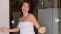 Ini tangkapan layar video Jedar saat sedang joget-joget di dalam kamar mandi dalam kondisi kehamilan yang sudah membesar.  Foto: Jedar/ Instagram