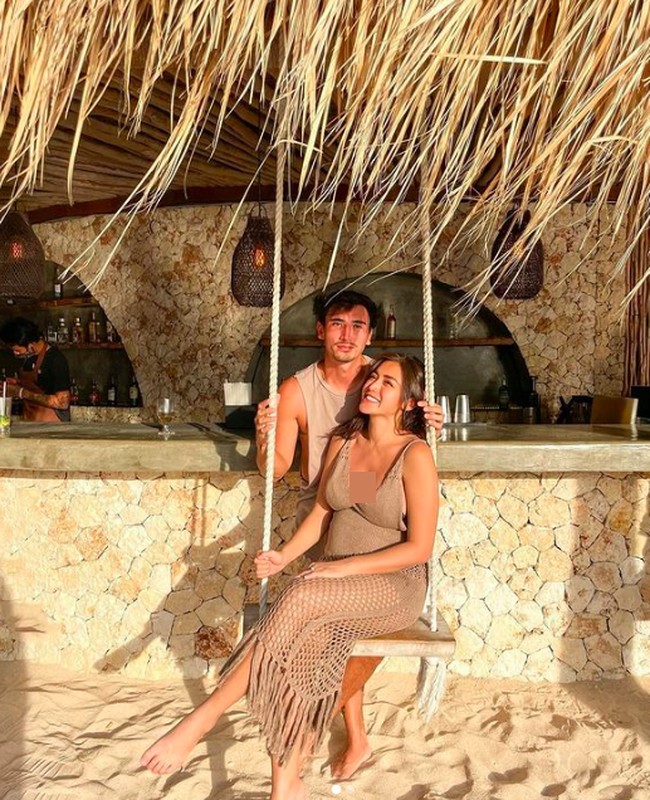 Inilah potret kebahagiaan Jedar bersama sang suami yang menikah pada 22 Oktober 2021. Foto: dok. Instagram/@inijedar