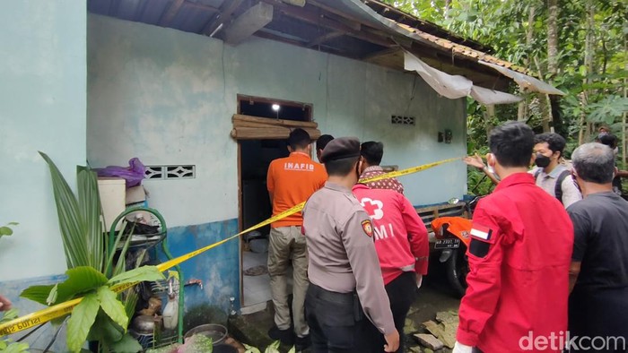 Polisi mengevakuasi jenazah juragan ayam di Kulon Progo yang ditemukan tak bernyawa di kamar mandi.