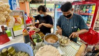 Lokasinya strategis karena berada di bagian tengah. Siomay ini viral di media sosial karena ramai pengunjung.
