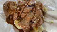 Tekstur siomay yang padat kenyal ini terasa gurih. Rasa ikannya benar-benar kuat, namun tidak amis. Paling enak dipadukan saus kacang yang kental.