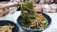 Menu andalannya adalah mie hijau ayam. Warna hijaunya berasal dari bahan alami yaitu caisim dan poling cay (sejenis bayam) yang menyehatkan.
