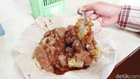 Seporsi siomay dibanderol Rp 30 ribu dengan 5 isian. Semuanya homemade, pakai ikan tenggiri. Resep asli Jakarta, kata ko Ricky dari Siomay Bintang 188.