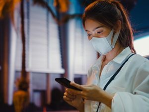 Main HP Melulu Picu Text Neck, Selfie dan Streaming Drakor Paling Menyiksa Leher