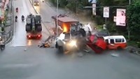 Truk tronton maut berwarna merah itu tampak melaju dengan kecepatan tidak normal dari arah belakang. (dok. Istimewa)