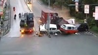Seketika pada sekitar pukul 05.00 Wita datang truk tronton dari arah belakang dan langsung menyeruduk puluhan pengendara yang tengah mengantre tersebut. (dok. Istimewa)