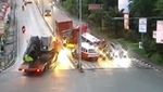 Potret Kecelakaan Balikpapan Saat Truk Maut Tabrak Motor-Mobil Dari Belakang